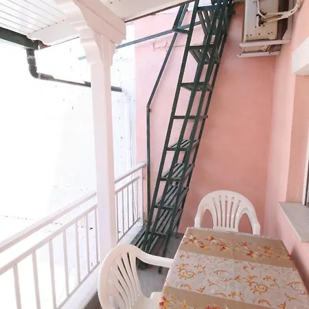 Center Aparthotel Sarti